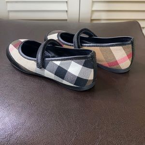 Authentic Girls Burberry Ballet Flats…🥿